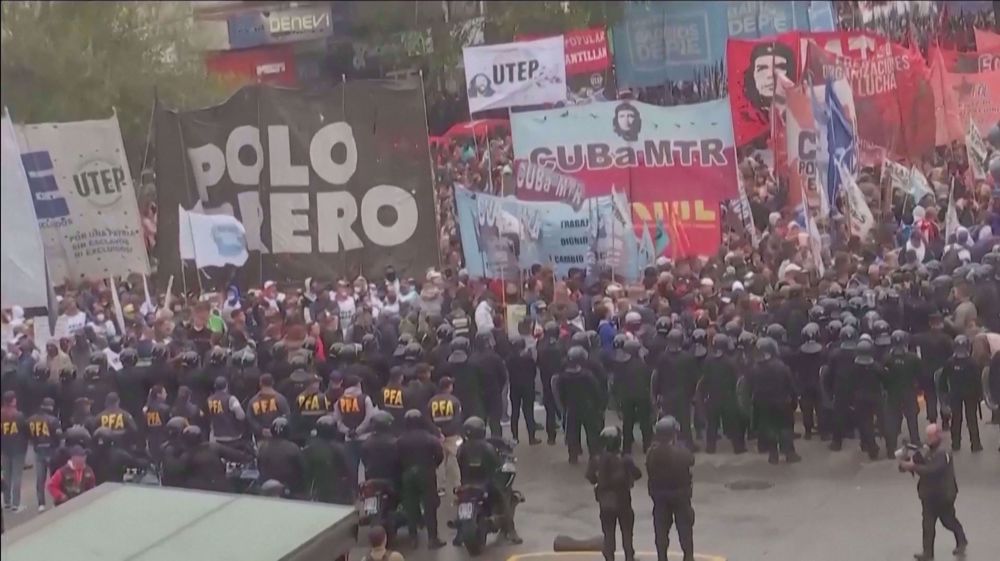Tensions high as recession-weary Argentines march to president's residence