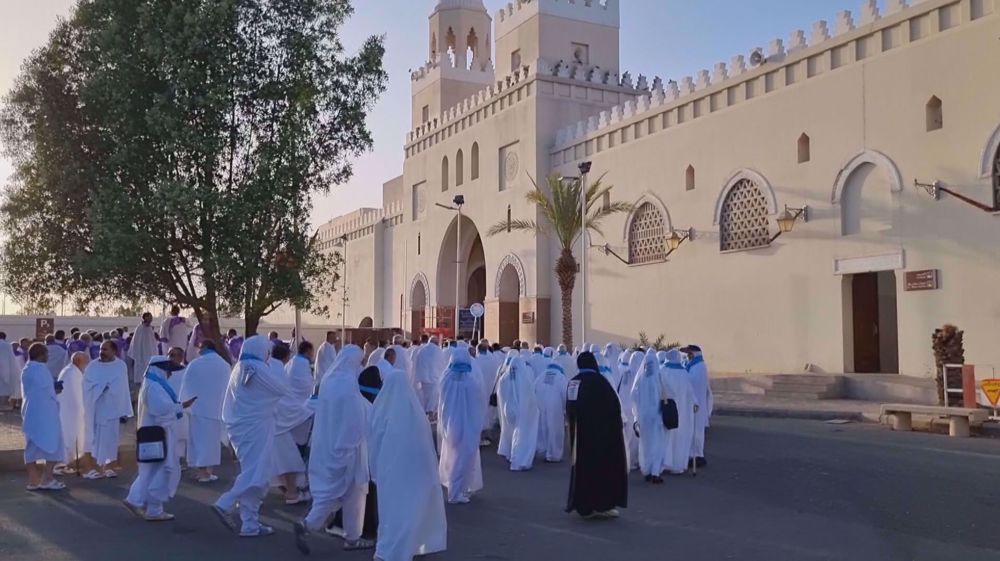 Hajj pilgrims travel to 'Miqat' to prepare for sacred journey to Mecca
