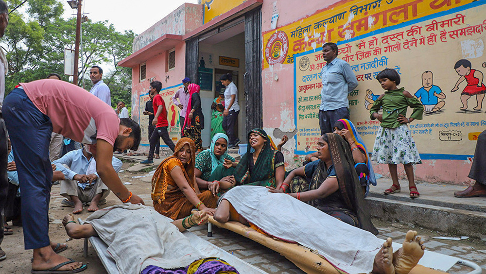India stampede: Families of victims say people abandoned to die