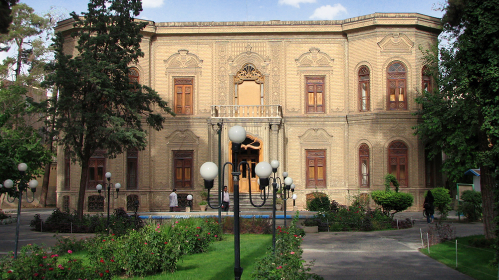 An insider's view of the country: Plant pathology and Abgineh Museum