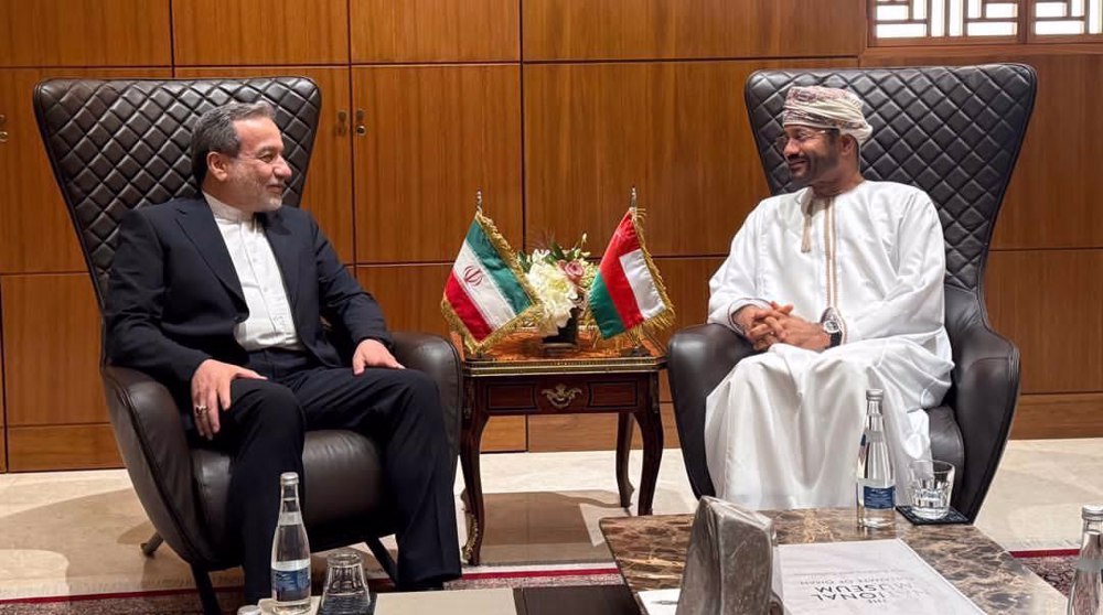 Iranian, Omani FMs discuss ties, regional issues in Muscat
