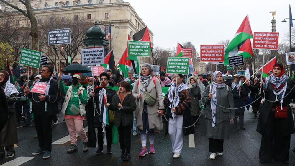 Demonstrators take to Paris streets for Gaza, jailed Palestine Action hunger strikers