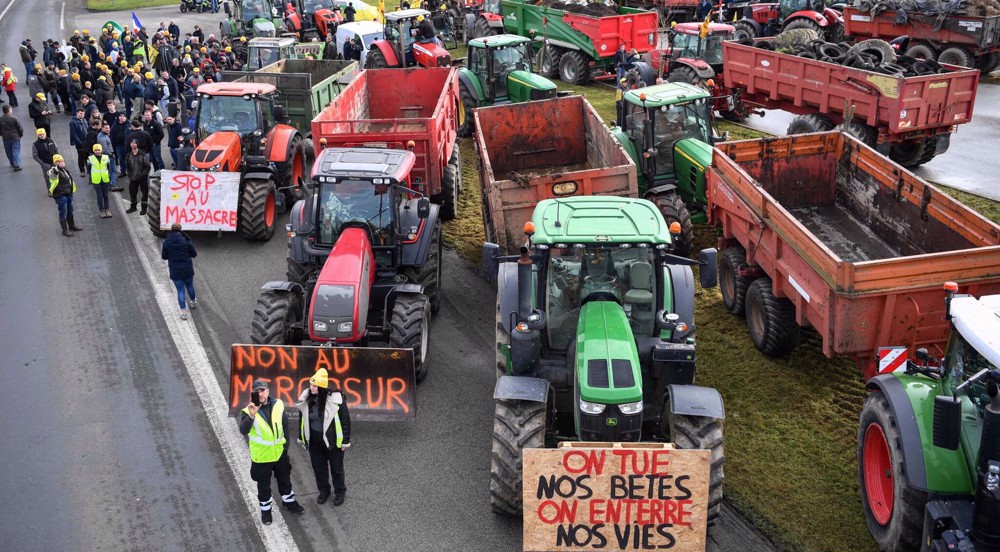 Crise agricole en France: routes et autoroutes bloquées dans le sud-ouest 