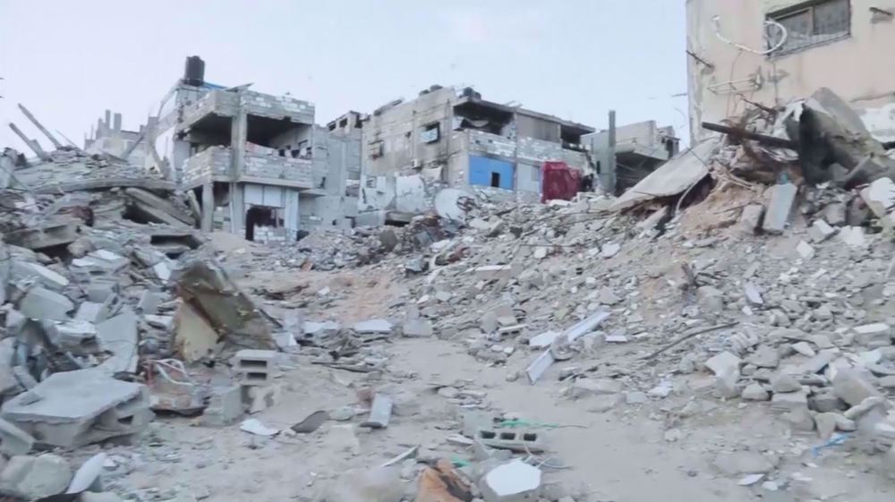Palestinians live in wreckage of their homes