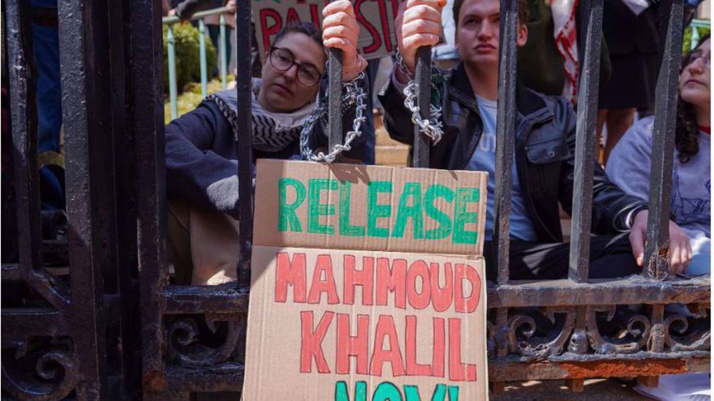 Columbia University students chain themselves to gate in support of Mahmoud Khalil 