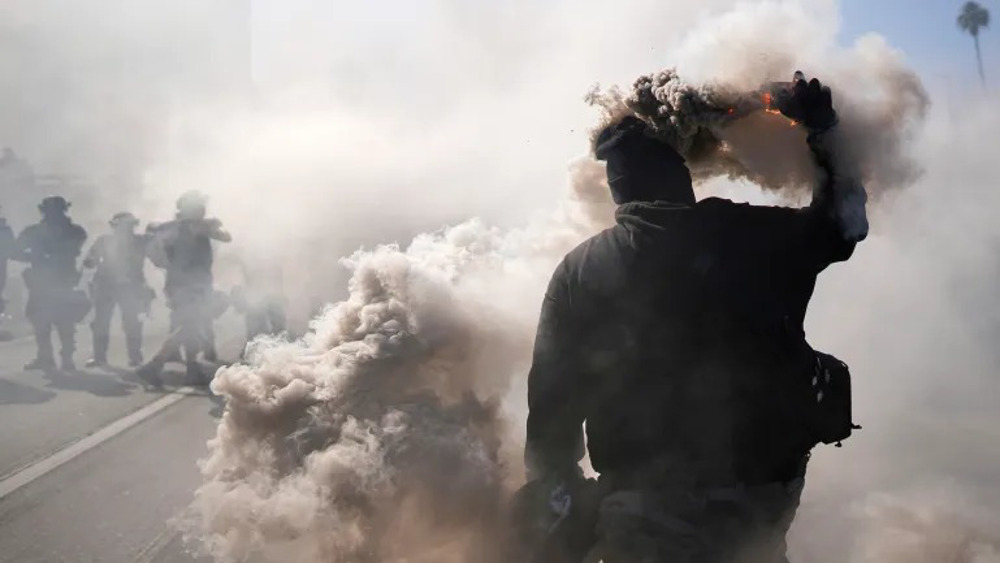 US forces fire rubber bullets at protesters in Los Angeles 