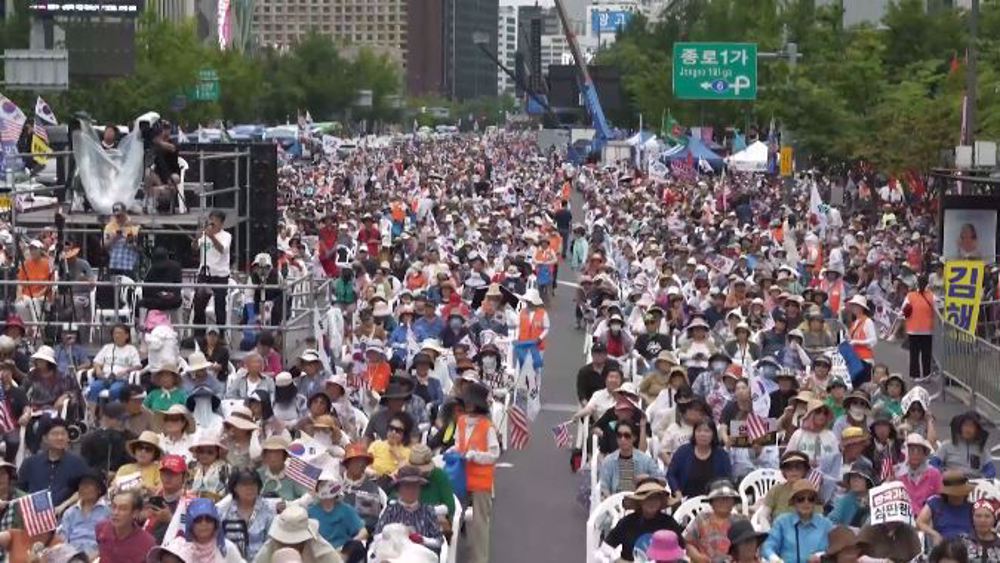 Hundreds join anti-govt protest in Seoul to demand release of jailed former Pres. Yoon