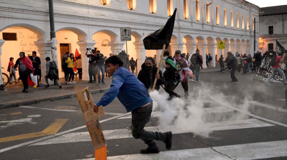 March in opposition to Ecuador's Noboa ends in clashes