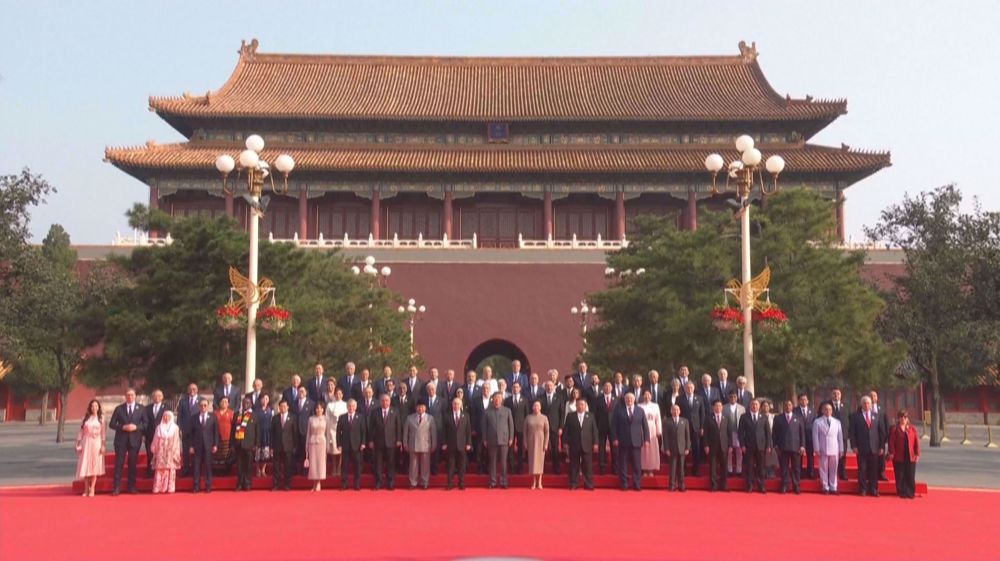 Leaders join China's president for group picture before military parade