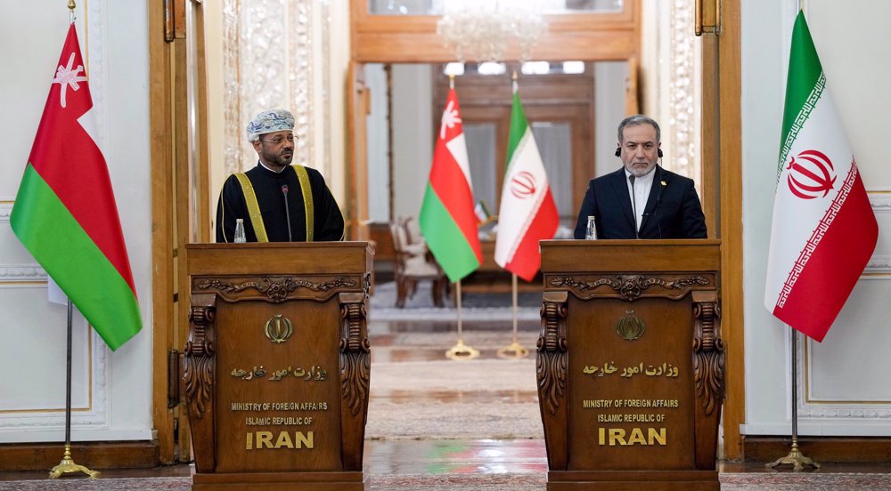 Iran, Oman discuss bilateral ties, regional issues