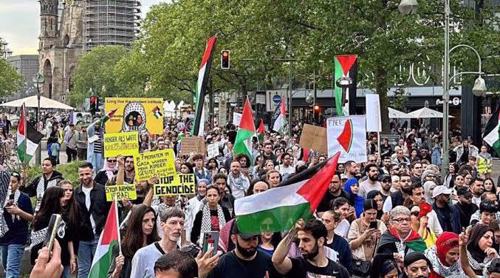 Demonstration in Berlin denouncing arms exports to Israel and in support of Palestine