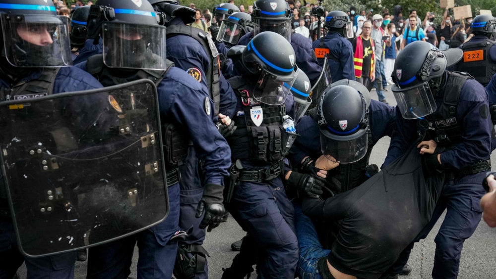 France : 100 000 signatures contre l'utilisation des armes contre les lycéens
