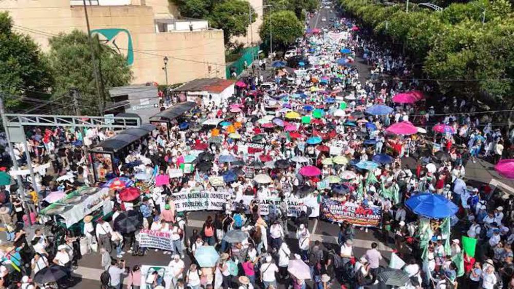 Health workers march in Mexico to demand higher wages 