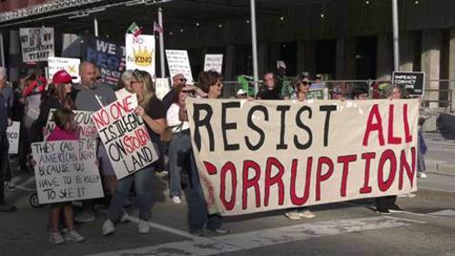 'No Kings' mobilizes hundreds of protesters in Houston