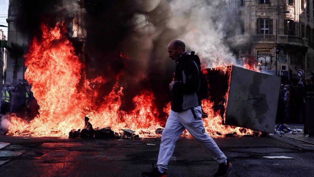 Marseille : barricades dressées et gaz lacrymogènes, la contestation s’intensifie