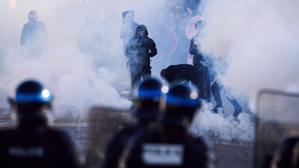 Mouvement lycéen en France : l'Iran condamne les violences policières 
