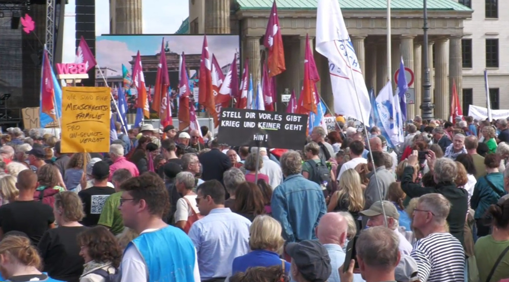 Annual anti-war march attracts large crowds in Berlin