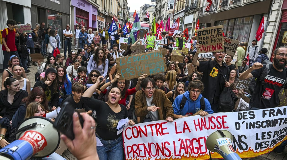 Des dizaines de milliers de personnes défilent à nouveau en France 