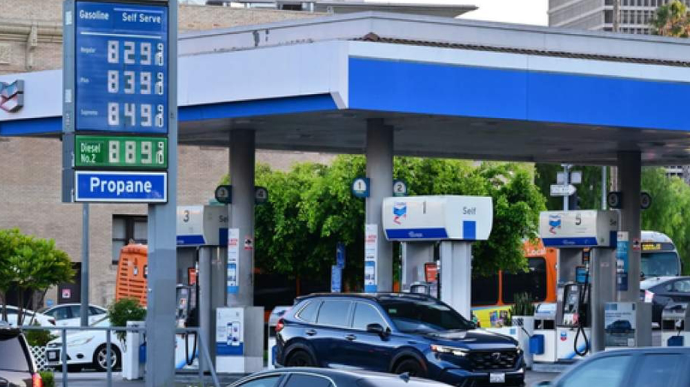 Gas prices hit new high in US amid Trump's threats to continue Iran war