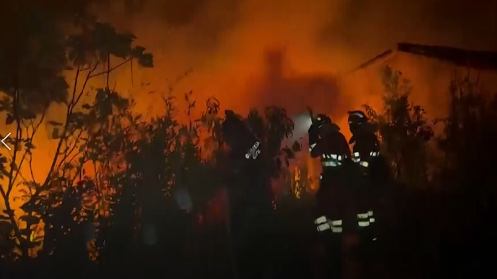 Spanish military firefighters battle blaze to the northwest of Madrid