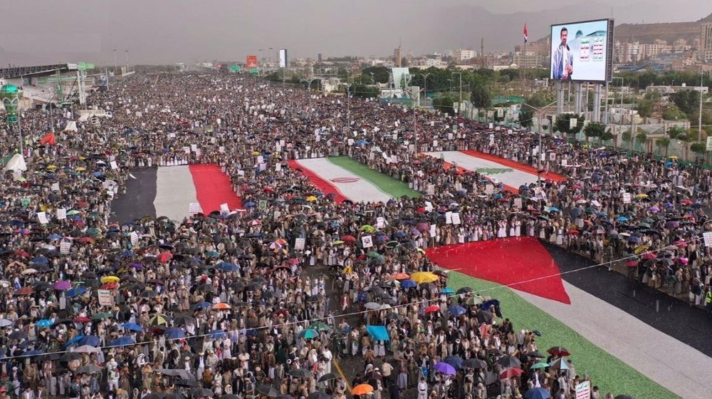 Massive rally in Sana'a backs 'siege for siege' policy, slams US-Saudi aggression on Iraq 