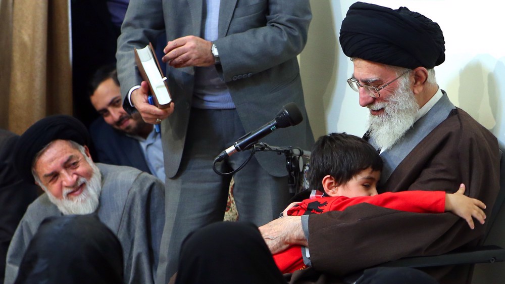Le Leader martyr et les enfants : une tendresse profonde et réciproque 