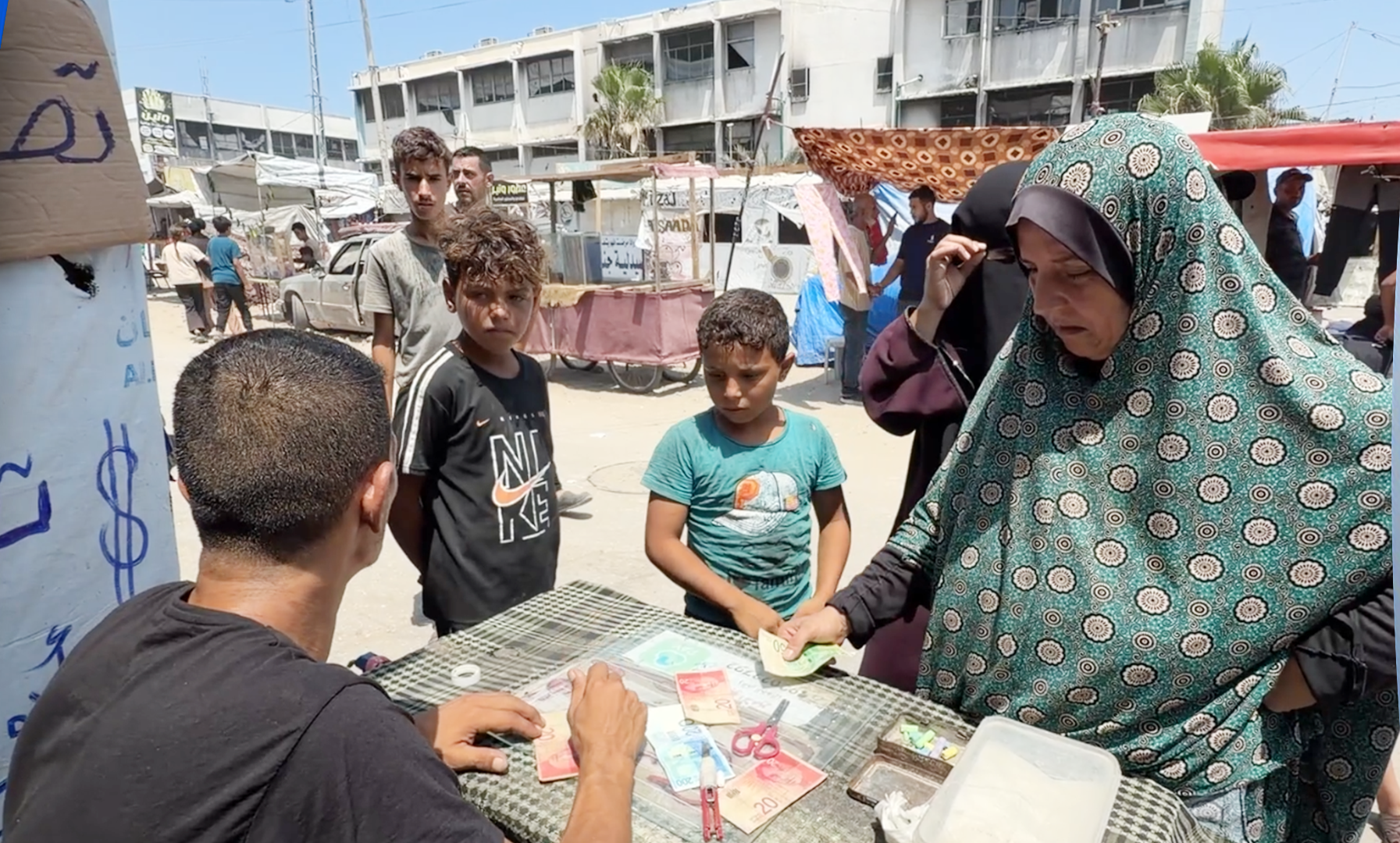 Gaza’s cash crunch: Repairing worn-out banknotes