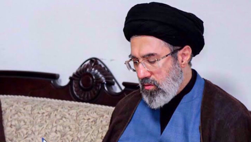 Leader hails Iran administration’s measures amid US economic war, urges de-dollarization