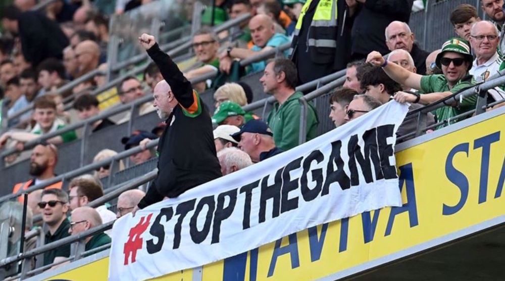 Des athlètes et des citoyens irlandais manifestent contre un match face à Israël