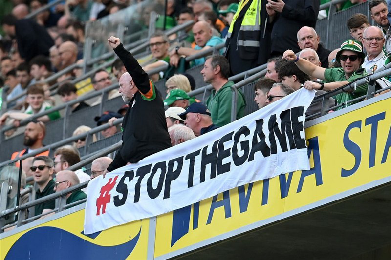 Des athlètes et des citoyens irlandais manifestent contre un match face à Israël