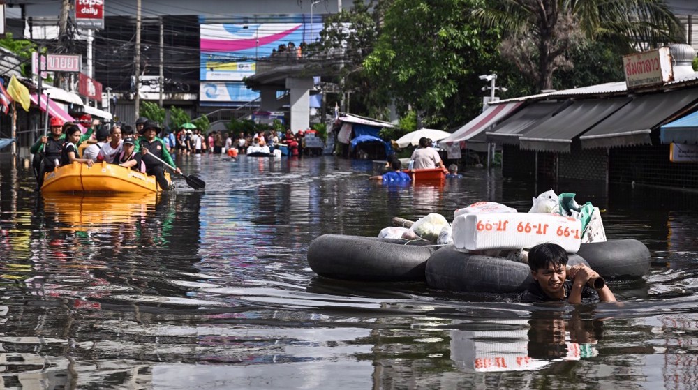 Flooded Bangkok street turns into floating market
