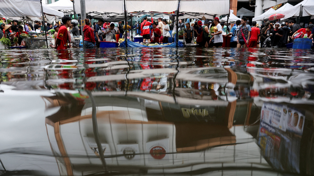 Flooded Bangkok street turns into floating market