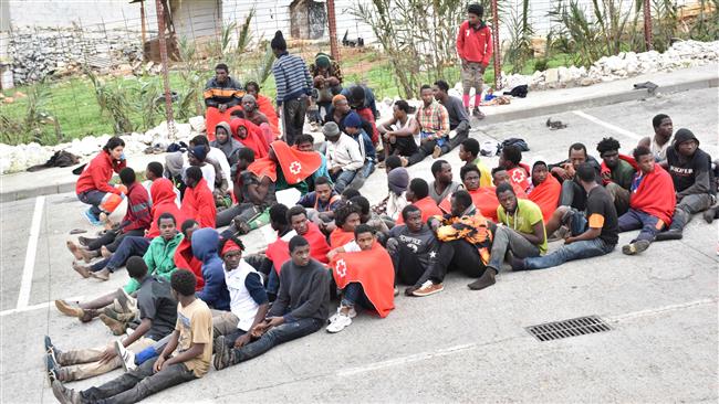 1,000 refugees storm Spain border fence