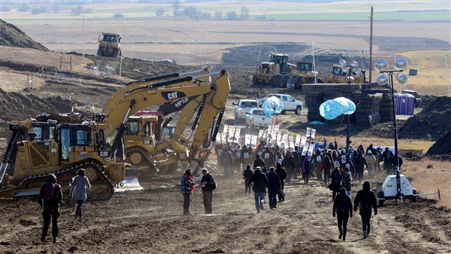 Trump signs orders advancing oil pipelines 