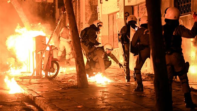  Greeks mark students’ uprising anniv.