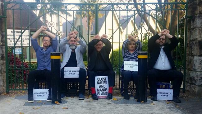 Manus protesters chain themselves to PM's residence