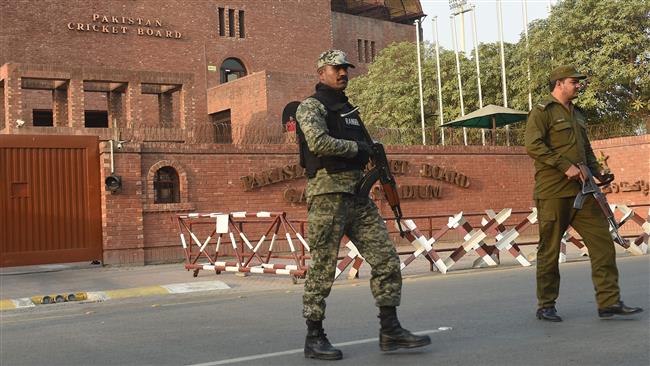 Militants kill 2 soldiers in Pakistan