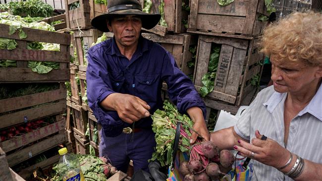 Argentina farmers give 20 tons of vegetables to retirees