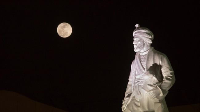 Supermoon stuns stargazers in Iran