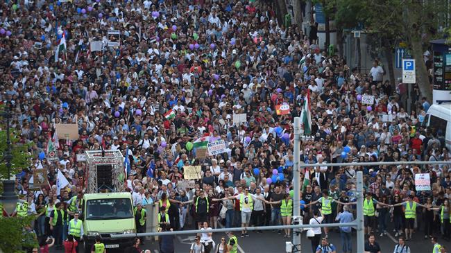 Thousands of Hungarians in new anti-Orban protest