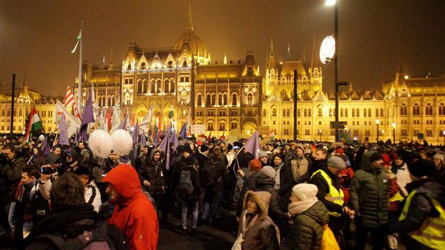 Hungarians rally anew against Orban's reforms