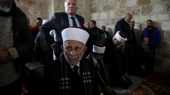 Israel bans 2 Muslim clerics from al-Aqsa