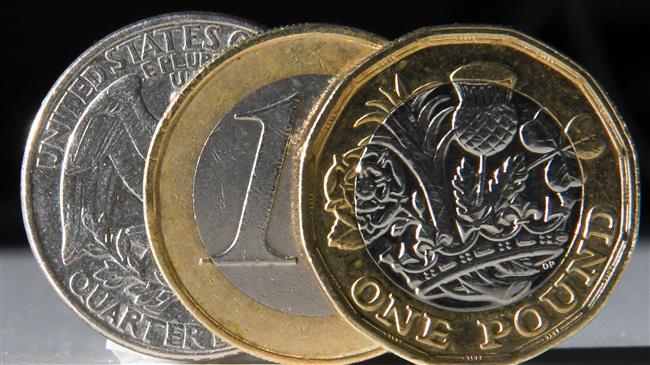 Pound falls on Brexit 'labyrinth'