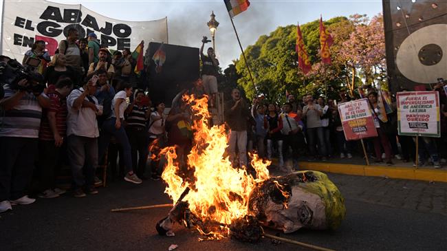 Argentina: Opponents of Bolivia's interim government burn Trump effigy