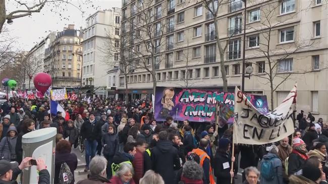Macron delays age hike to win over largest union in strike