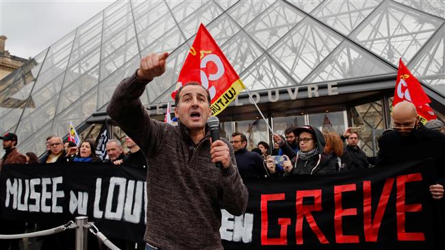 France: Pension reform protesters block entry to Louvre