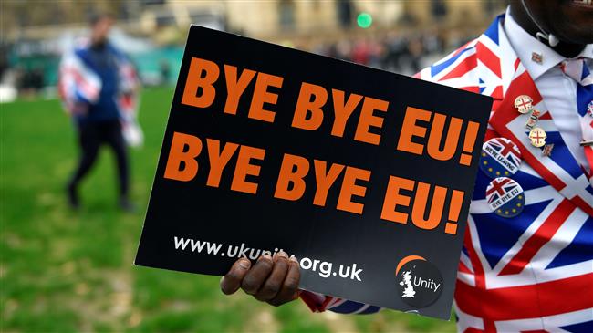 Tension outside Downing Street as Brexiteers jeer at pro-EU protesters