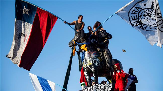 Thousands gather to protest in Santiago despite COVID-19