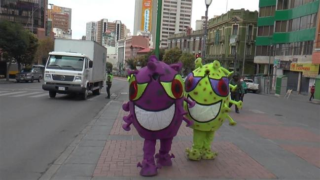 Bolivia: Police dress up as coronaviruses to warn people