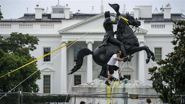  Trump orders 'long prison terms' for toppling statues